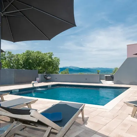 I&n With Saltwater Pool And Whirlpool Villa