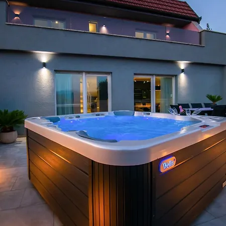 I&n With Saltwater Pool And Whirlpool *