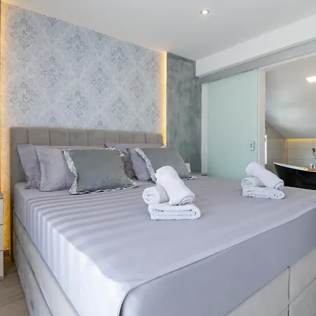 I&n With Saltwater Pool And Whirlpool Villa