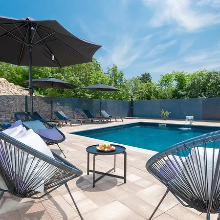 I&n With Saltwater Pool And Whirlpool