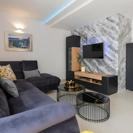 Villa I&n With Saltwater Pool And Whirlpool Imotski