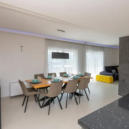 I&n With Saltwater Pool And Whirlpool Villa