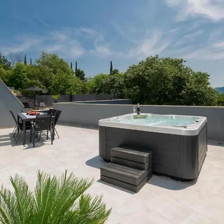 I&n With Saltwater Pool And Whirlpool Villa *