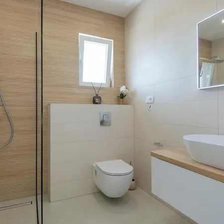 I&n With Saltwater Pool And Whirlpool Villa *