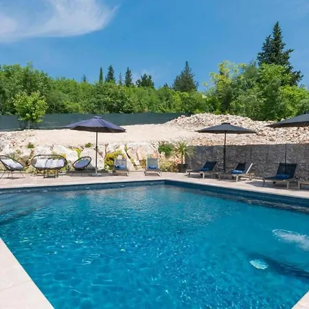 I&n With Saltwater Pool And Whirlpool