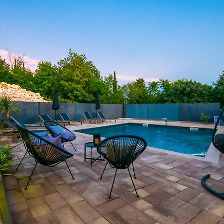 I&n With Saltwater Pool And Whirlpool Imotski